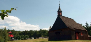 Malá Prašivá s kostelem sv. Ant. Paduánského (1640)