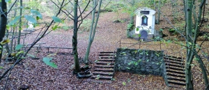 Tři kříže – studánka a křížová cesta
