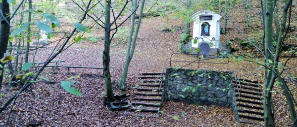 Tři kříže – studánka a křížová cesta